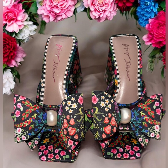 Betsey Johnson Shoes - Betsey Johnson NWOT Floral Bow Platform Mule Heels Size 7.5 Statement Shoes